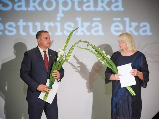 Pretendenti uz skatuves (70)