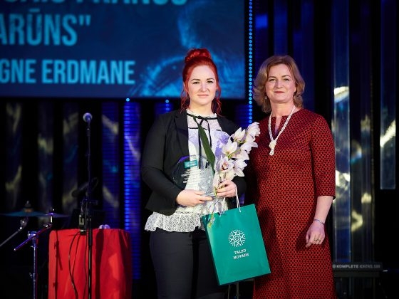 Signe Erdmane ar apbalvojumu un Ilze Indriksone (58)