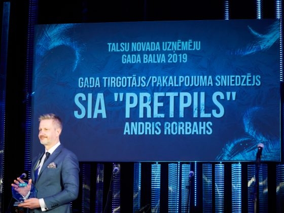 Balvas pasniedzējs (60)