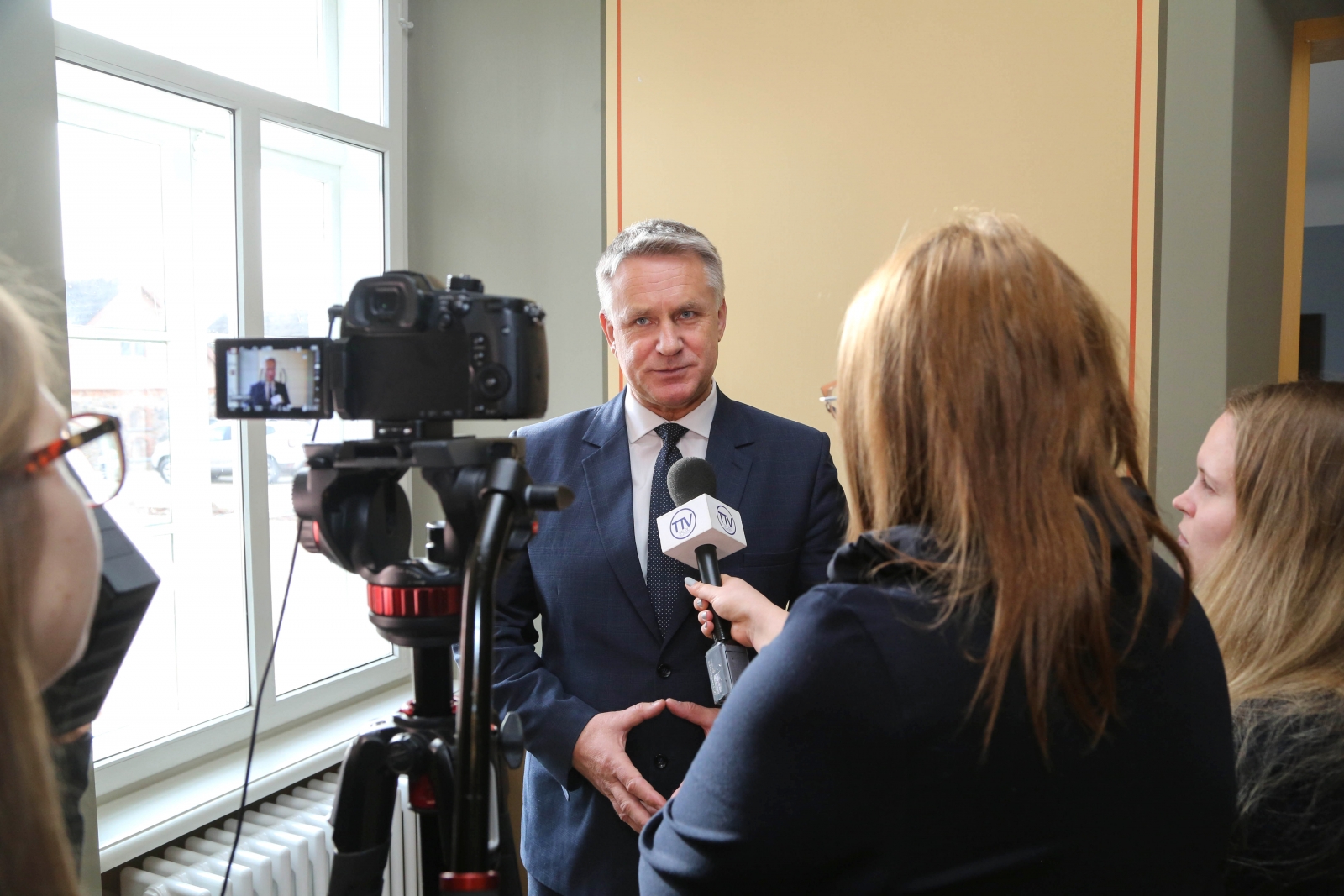 Nauris Puntulis sniedz interviju televīzijai (14)