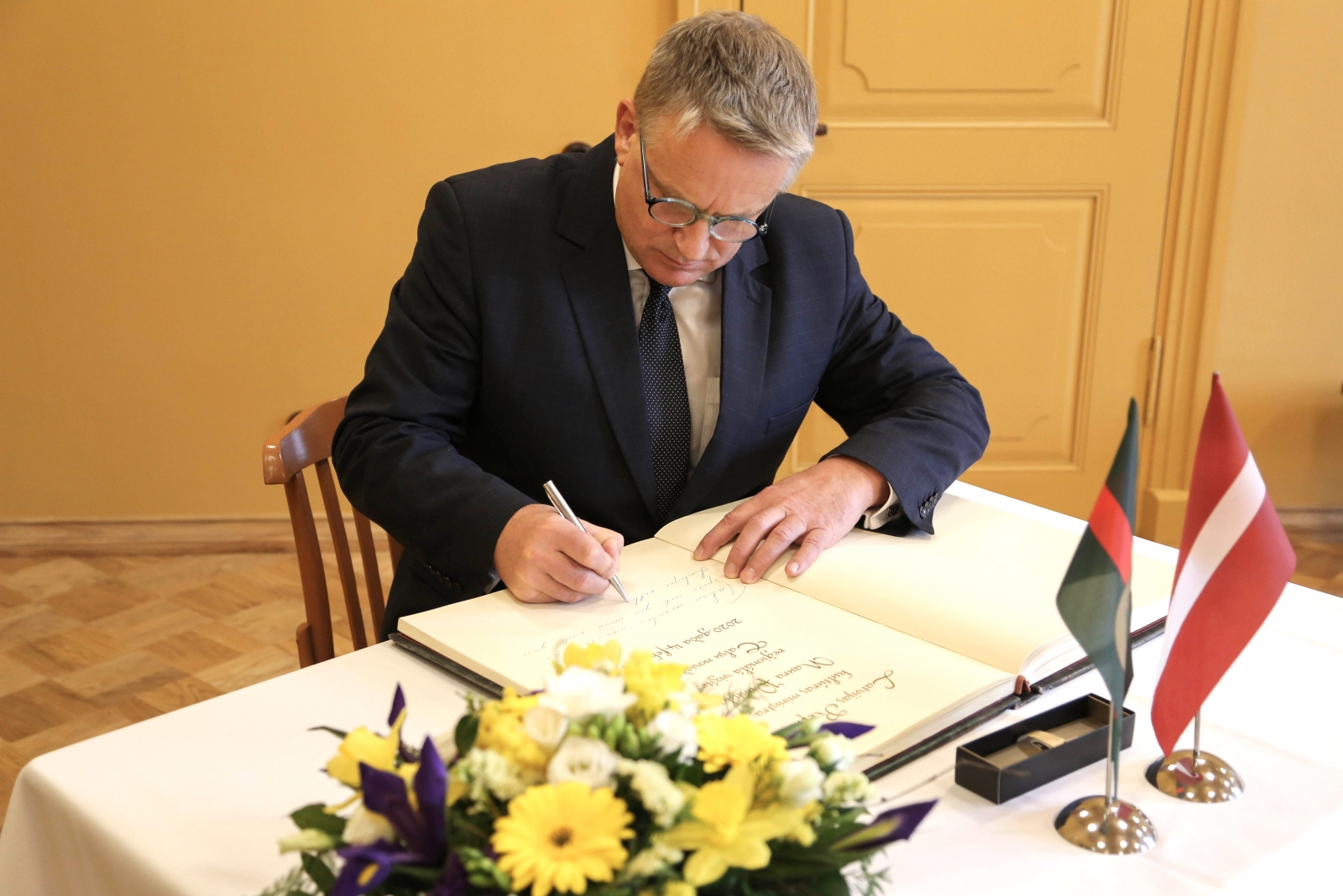 Nauris Puntulis raksta Talsu novada Goda grāmatā (16)