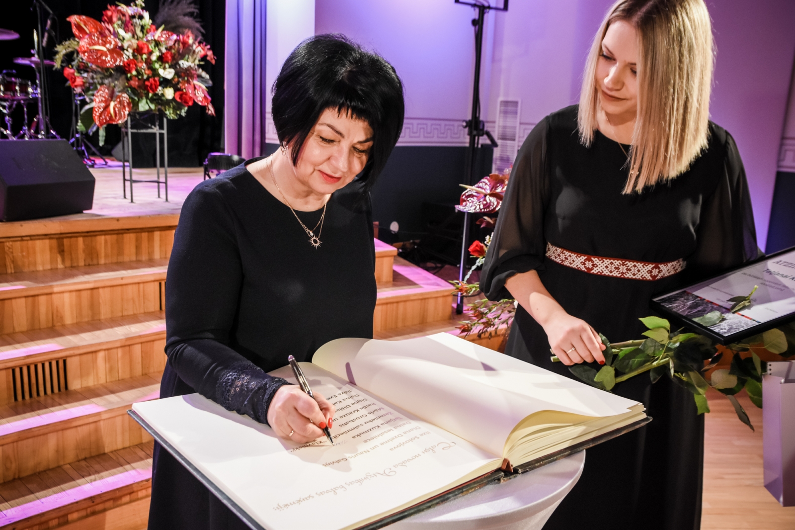 tatjana Kuzmuka parakstās Talsu novada Goda grāmatā, blakus Dana Vecmane (26)