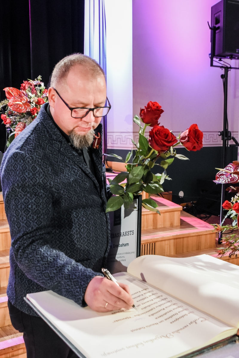 Māris Grosbahs parakstās Talsu novada Goda grāmatā (32)
