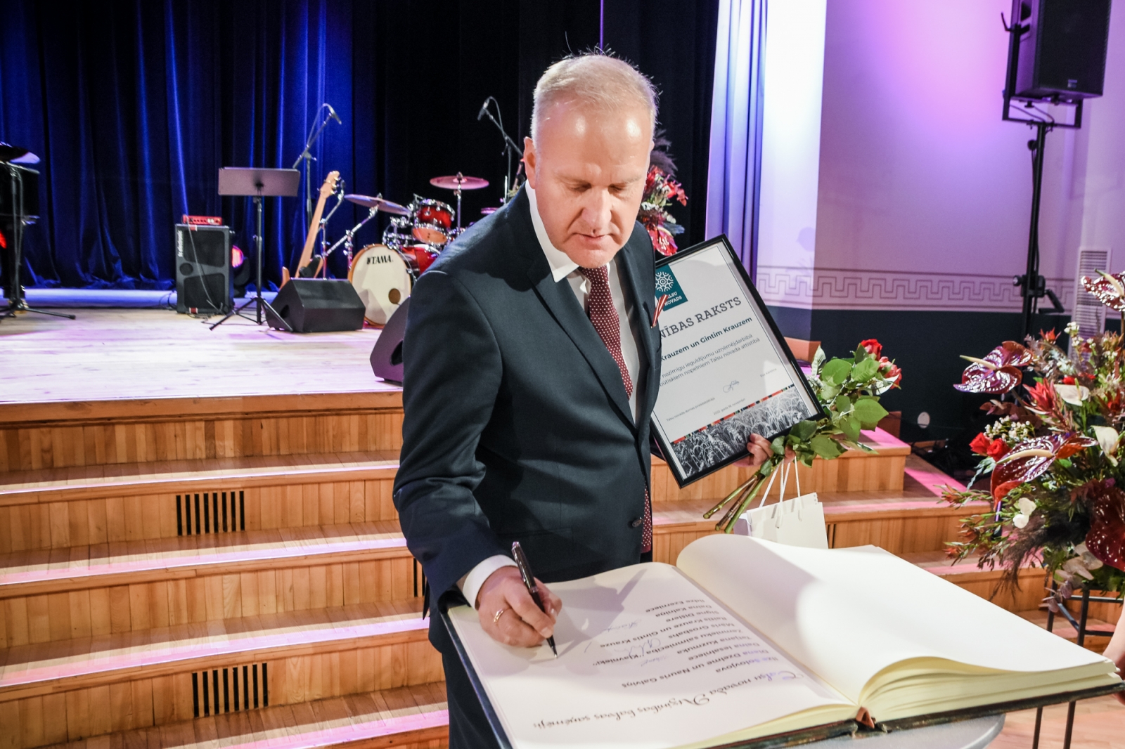 Gintis Krauze parakstās Talsu novada Goda grāmatā (35)