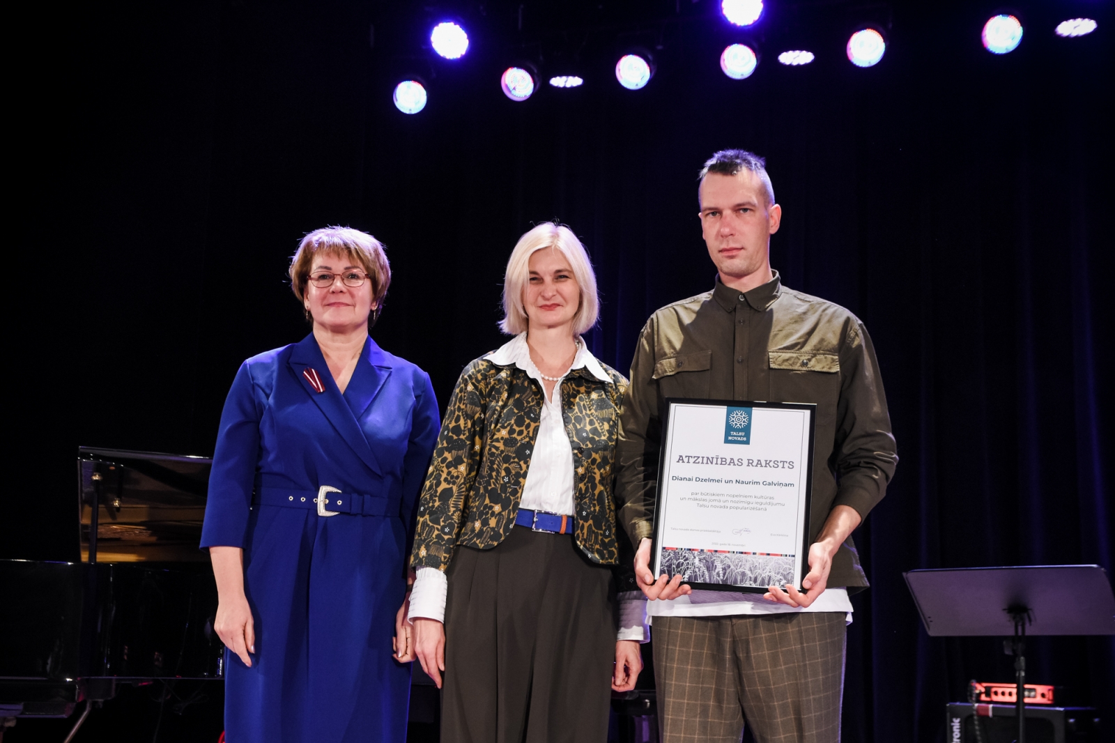 Diana Dzelme un Nauris Galviņš ar apbalvojumu, Eva Kārkliņa (42)