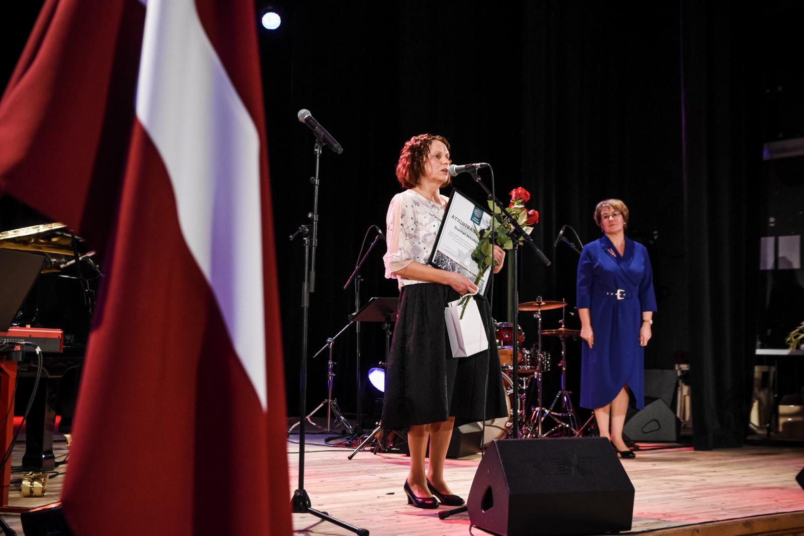 Daina Iesalniece saka uzrunu, blakus Eva Kārkliņa (48)