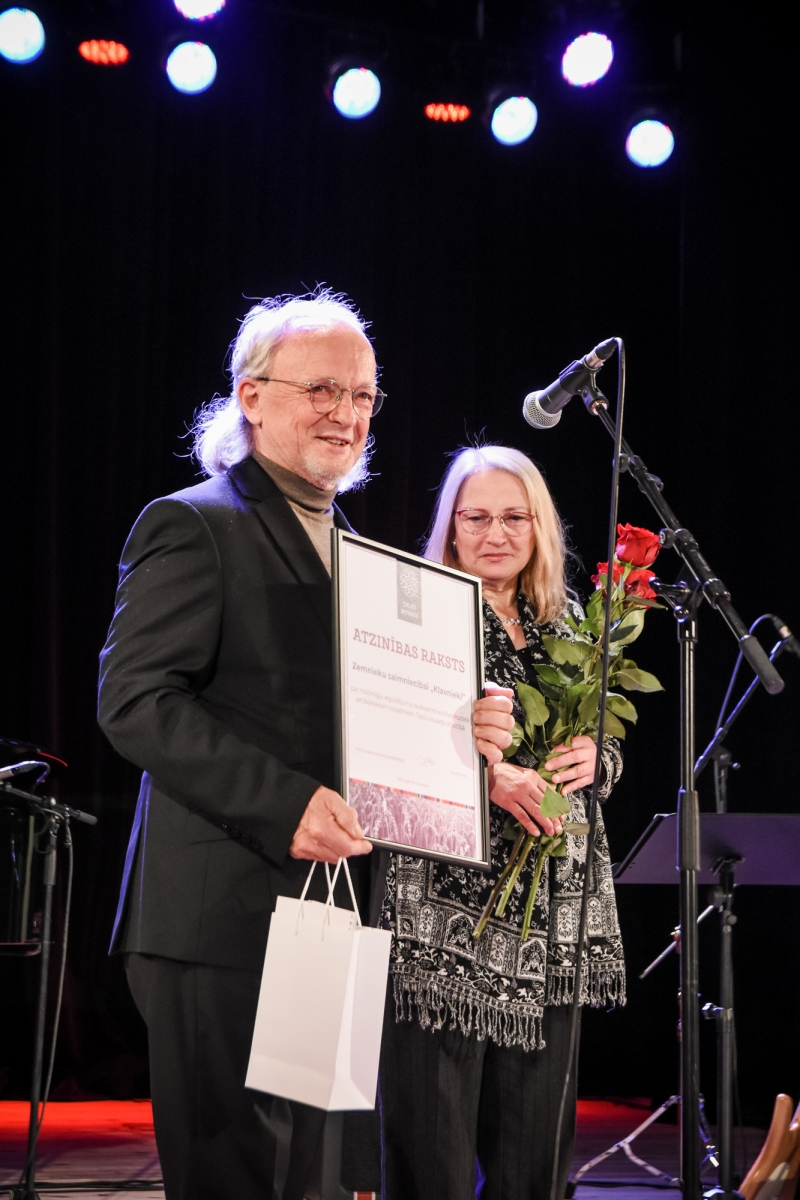 Ivars Šleiners saka uzrunu, blakus Māra Šleinere (53)