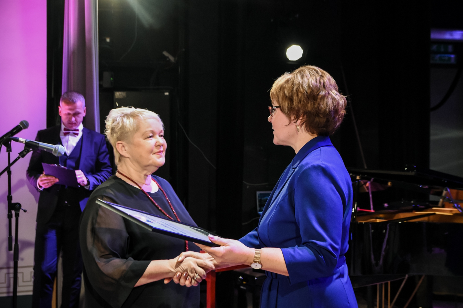Eva Kārkliņa pasniedz apbalvojumu Ilzei Upeniecei (58)
