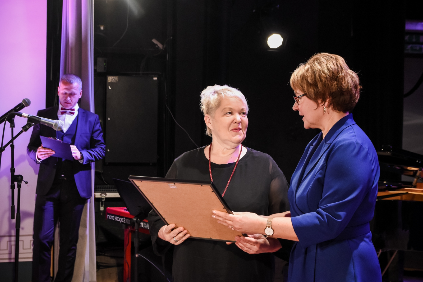 Eva Kārkliņa pasniedz apbalvojumu Ilzei Upeniecei (59)