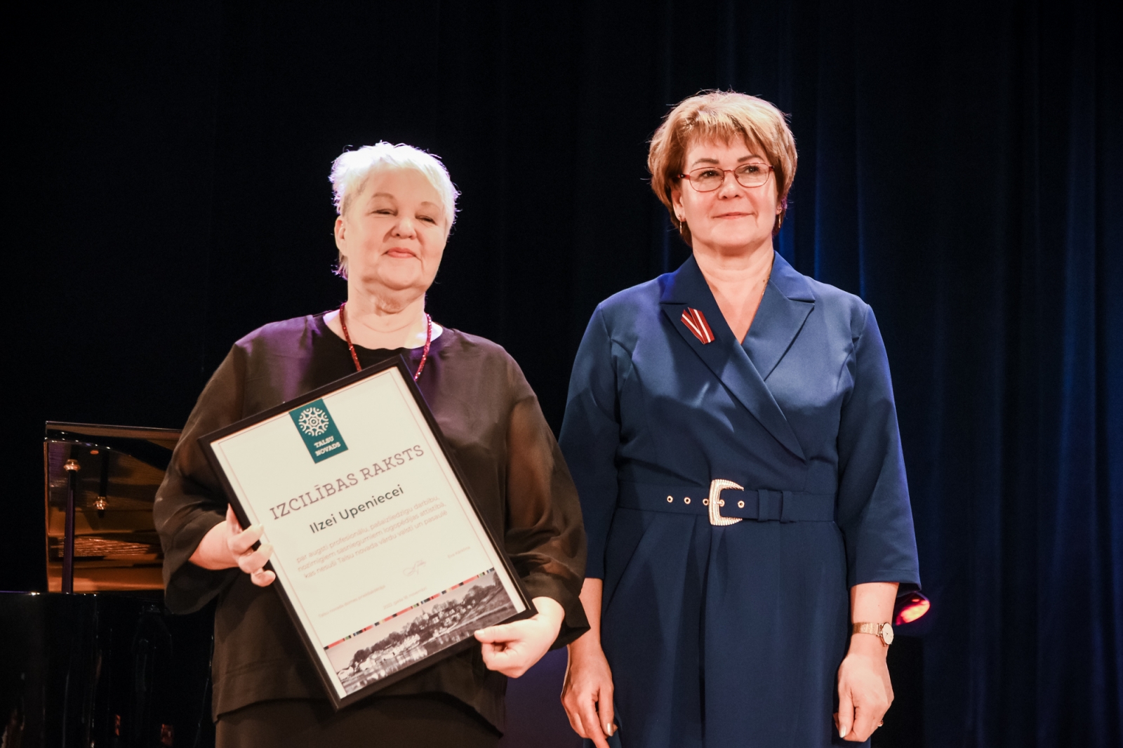 Ilze Upeniece ar apbalvojumu un Eva Kārkliņa (60)