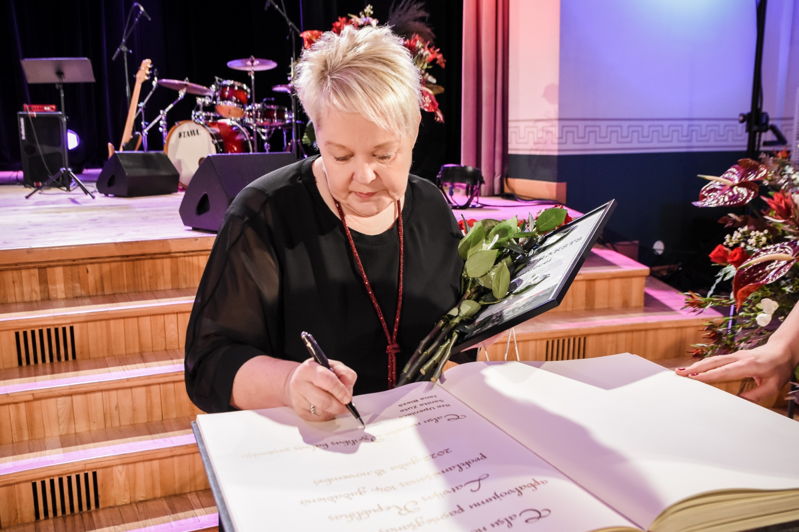 Ilze Upeniece parakstās Talsu novada Goda grāmatā (62)