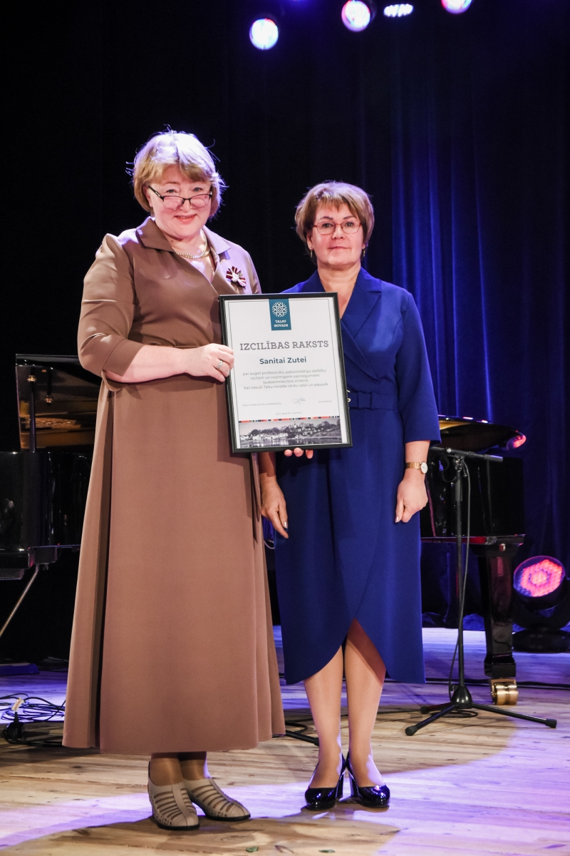 Sanita Zute ar apbalvojumu un Eva Kārkliņa (64)