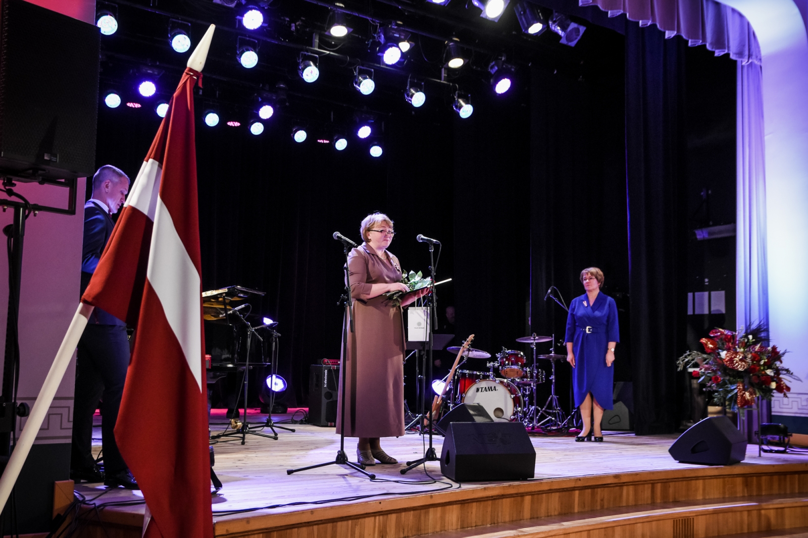 Sanita Zute saka pateicības uzrunu, blakus Eva Kārkliņa (65)