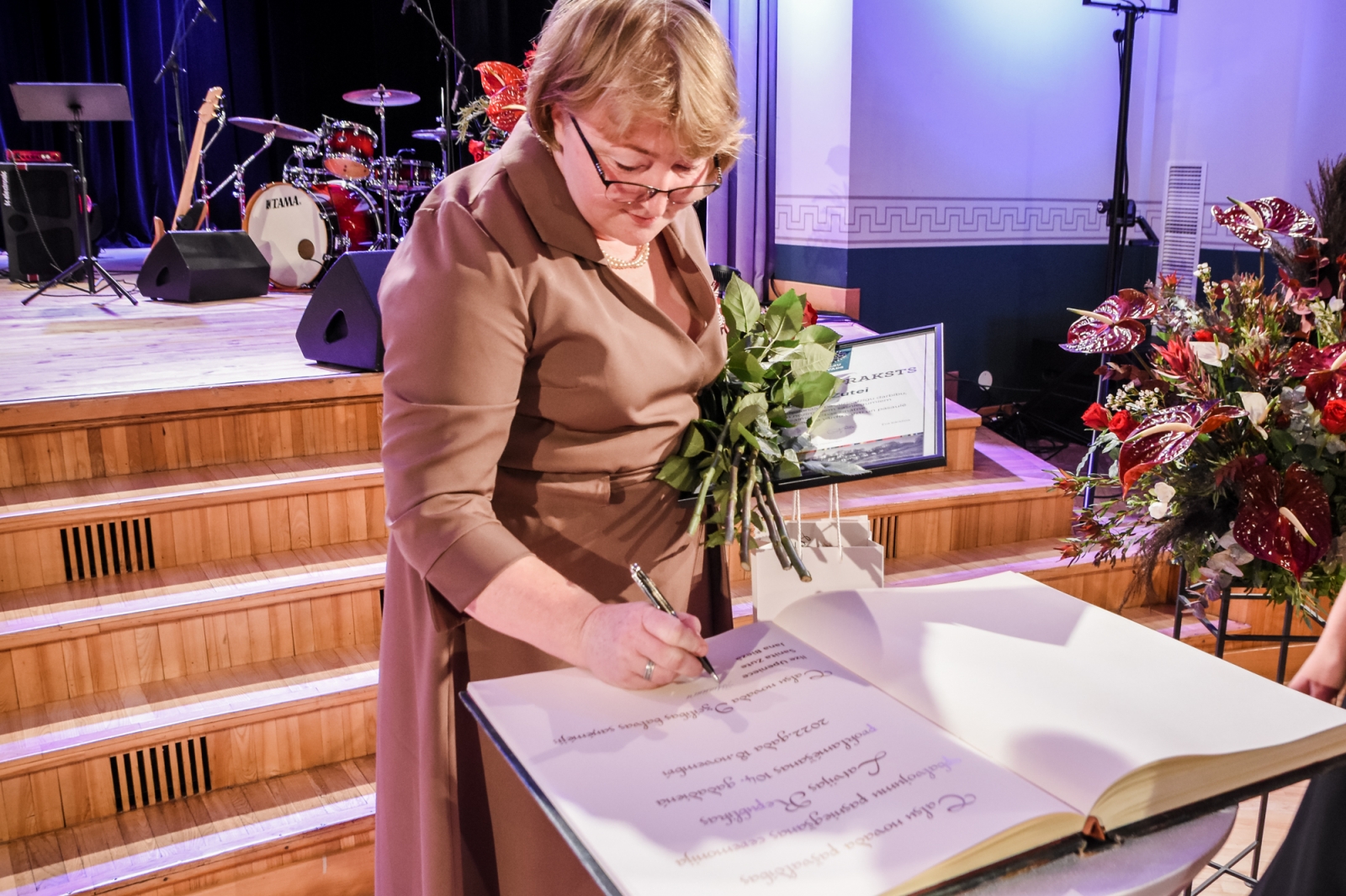 Sanita Zute parakstās Talsu novada Goda grāmatā (67)