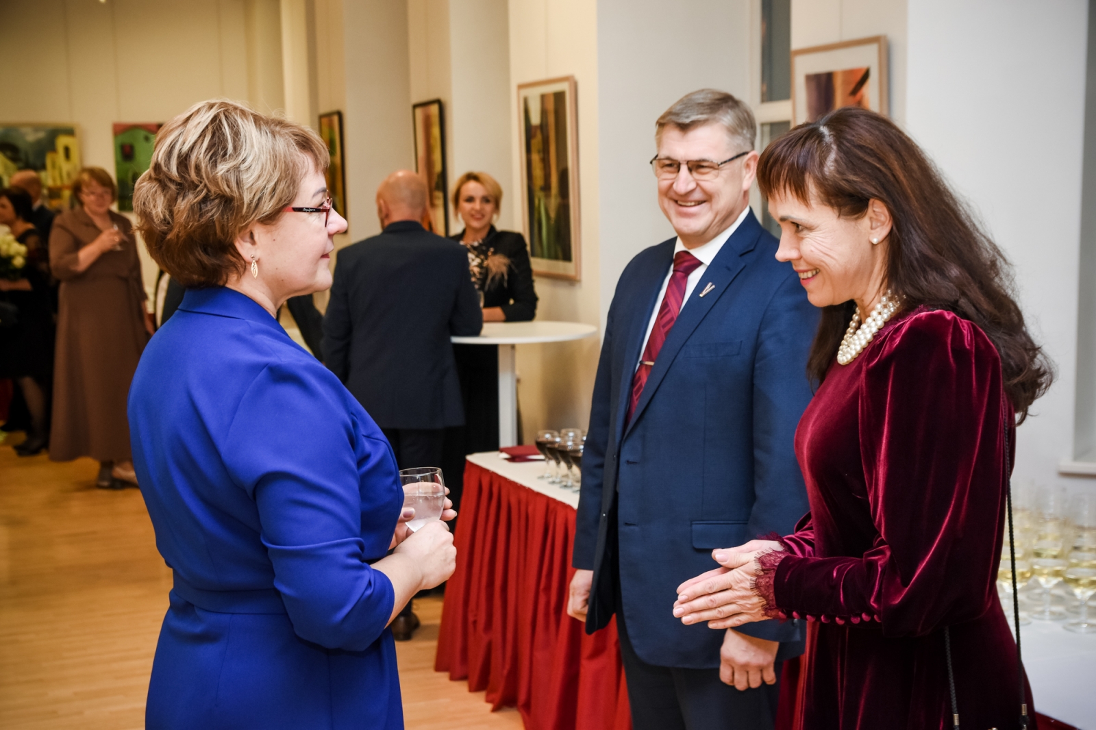 Talsu novada domes priekšsēdētāja Eva Kārkliņa sagaida Ingunu un Māri Gruzniņus (8)
