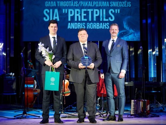 Andris un Māris Rorbahi ar balvas pasniedzēju un iegūto apbalvojumu (61)