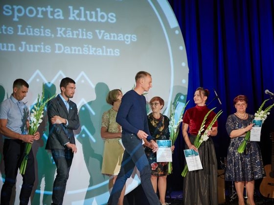 Apbalvojumu saņem Talsu pakalnu sporta klubs (109)