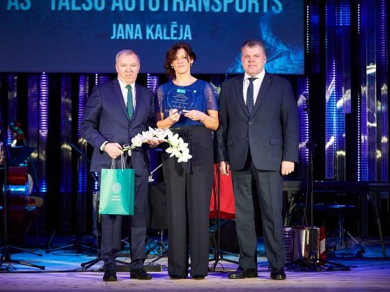 Jana Kalēja, Āris Zapackis ar apbalvojumu un balvas pasniedzējs (67)