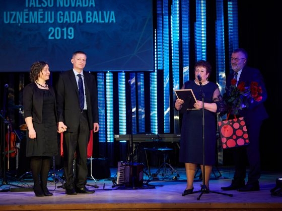 Juzefa Kļava un Alfons Spēks pasniedz simpātijas balvu (80)