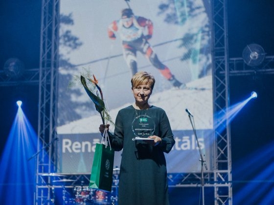 Balvu saņem Renāra Birkentāla pārstāve (9)