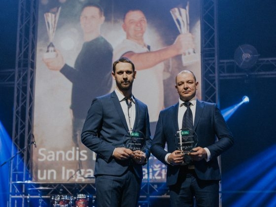 Sandis Laukšteins un Ingars Smaižis ar saņemtajiem apbalvojumiem (13)