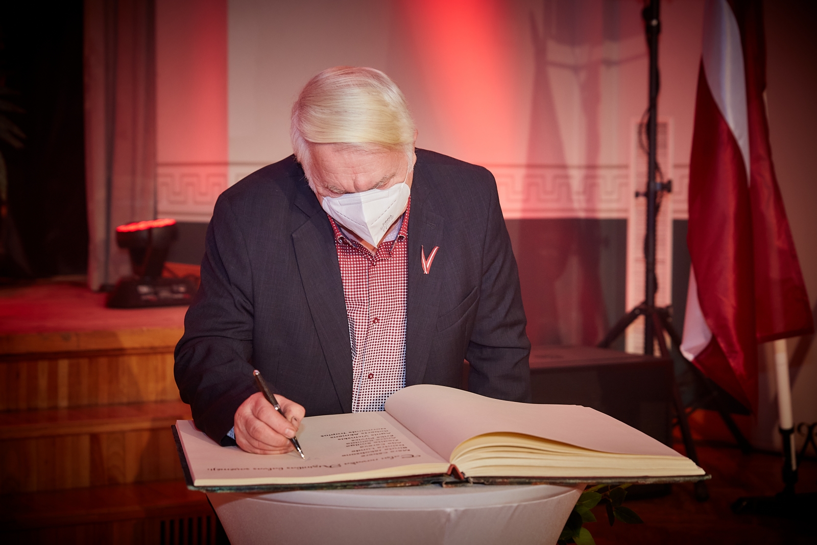 Birutas Jākobsones vīrs parakstās Talsu novada Goda grāmatā (6)