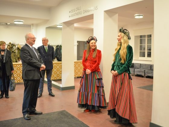 E. Levitu Talsu Tautas namā sagaida Ķēniņmeitas.