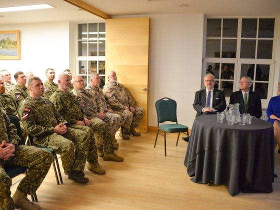 E. Levits, J. Kažociņš un E. Kārkliņa uzklausa zemessargus un atbild uz jautājumiem.