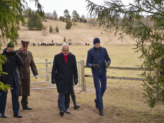 Egils Levits un Ģirts Dzērve dodas atpakaļ no dabīgo pļavu apskates.