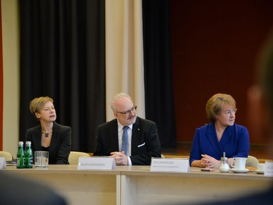 Valsts prezidents Egils Levits, viņa padomniece Sarmīte Ēlerte un Talsu novada domes priekšsēdētāja Eva Kārkliņa diskutē par administratīvi teritoriālo reformu Talsu novada pašvaldības administratīvajā centrā.