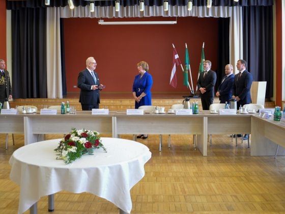 E. Levits pasniedz oficiālo dāvanu E. Kārkliņai.