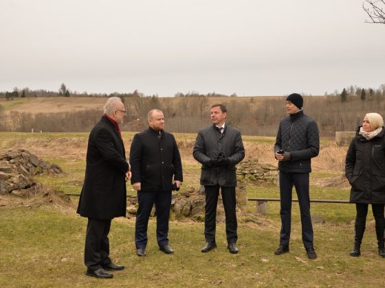 Valsts prezidents Egils Levits, Talsu novada domes priekšsēdētāja vietnieks Lauris Pīlēģis, Talsu novada domes deputāts Ainis Stūrmanis ar zemnieku saimniecību