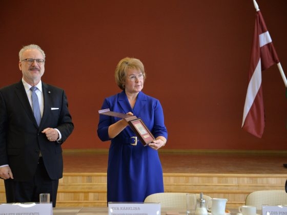 E. Kārkliņa demonstrē E. Levita pasniegto dāvanu klātesošajiem.
