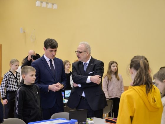 E. Levits apskata skolēnu paveikto robotikas nodarbībā un pārrunā to ar Talsu 2. vidusskolas direktoru Oļegu Solovjovu.