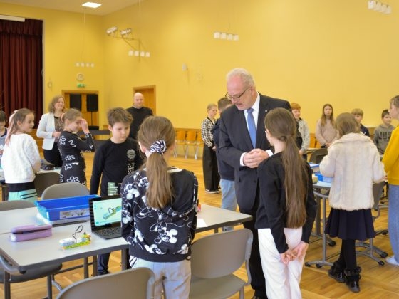 E. Levits apskata skolēnu paveikto robotikas nodarbībā.