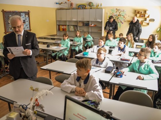 E. Levits ielūkojās STEM nodarbībā.