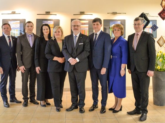 Valsts prezidenta kopbilde ar pašvaldības un skolas pārstāvjiem.