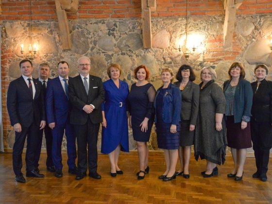 Valsts prezidents oficiālās pusdienās pārrunāja sabiedrības iesaisti pašvaldības darbā. Tajās piedalījās Talsu novada aktīvie iedživotāji, kuri jau šobrīd ir liels atbalsts pašvaldībai dažādu lēmumu pieņemšanā.