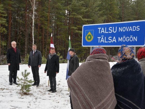 Pie Talsu novada robežzīmes latviešu-lībiešu valodā tiekas Valsts prezidents Egils Levits, Latvijas Universitātes Lībiešu institūta direktors un vadošais pētnieks Valts Ernštreits, Talsu novada domes priekšsēdētājas vietnieks Aldis Pinkens, Kolkas pagasta pārvaldes vadītājs Juris Orinskis.