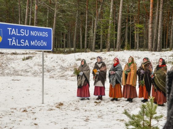 Uzstājas Kolkas lībiešu ansamblis 