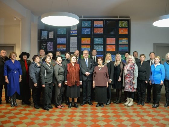 E. Levita kopbilde ar tikšanās Lībiešu tautas namā Mazirbē dalībniekiem.