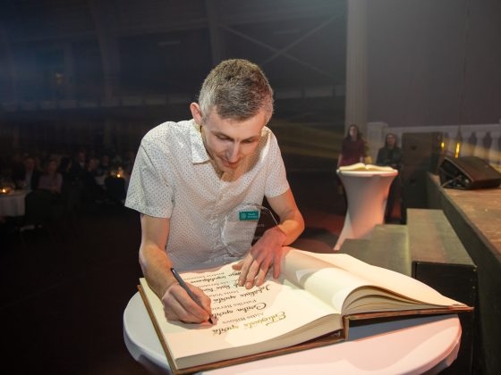 Aldis Bišovs parakstās Goda grāmatā (13)