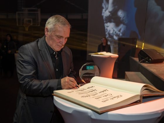 Andris Jansons parakstās Goda grāmatā (32)