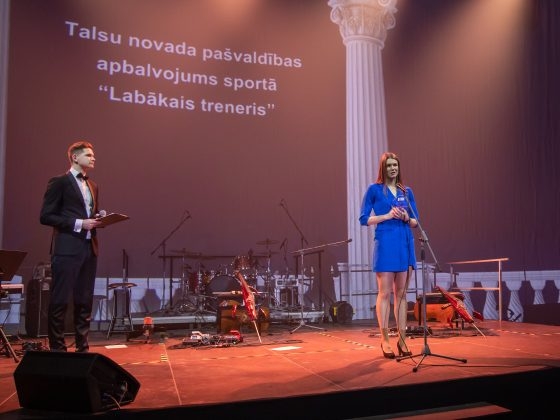 Luīze Katrīna Zeļģe balvu pasniedz labākajam trenerim (55)