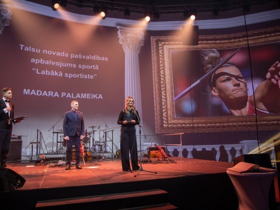 balvu iegūst Madara Palameika, bet to saņem pārstāve Ilva Norenberga (58)