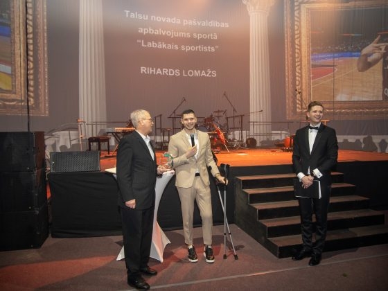 Rihards Lomažs saņem apbalvojumu (60)