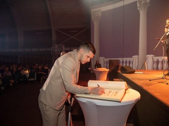 Rihards Lomažs ierakstās goda grāmatā (61)