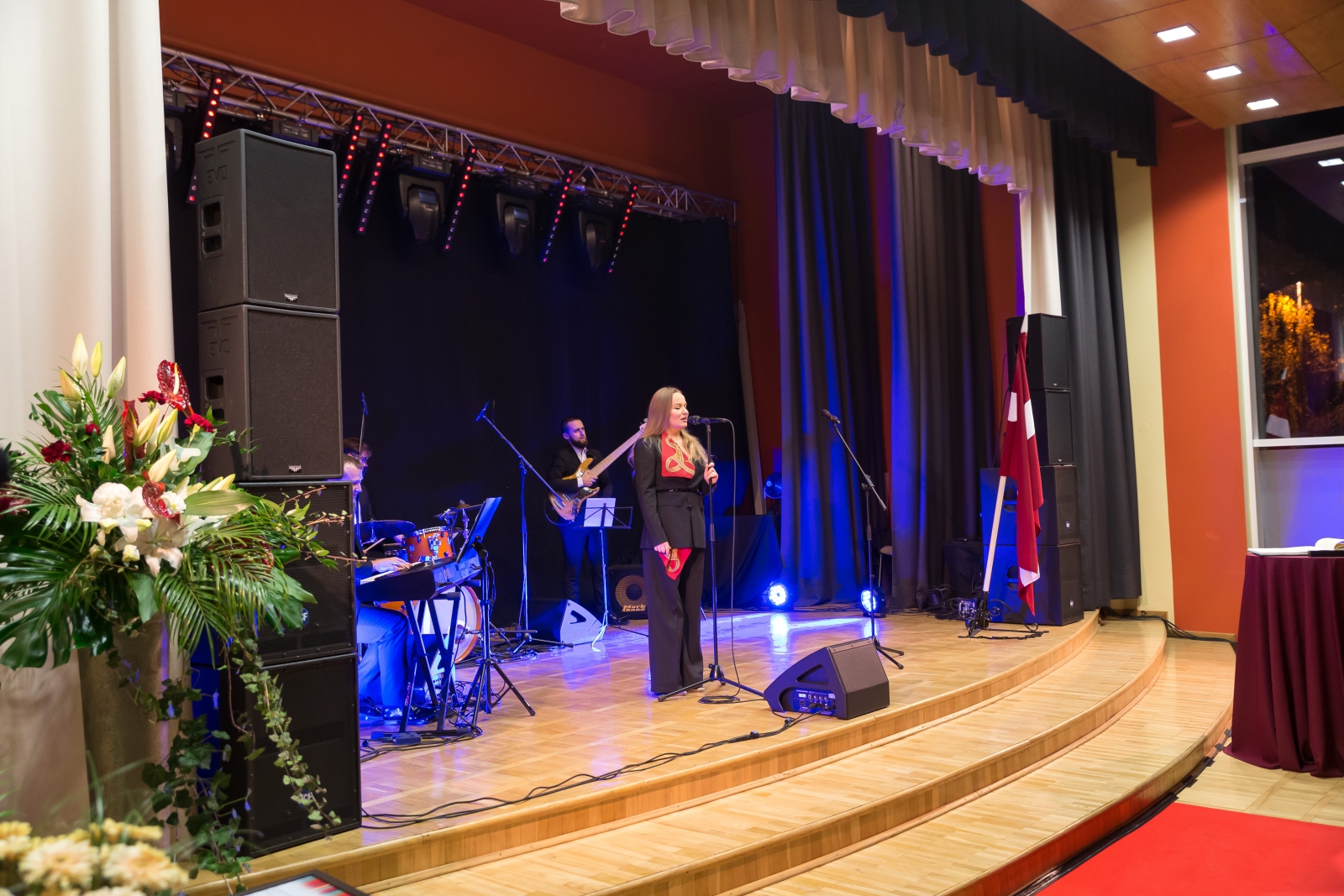 Dināra Rudāne sniedz muzikālu priekšnesumu (9)