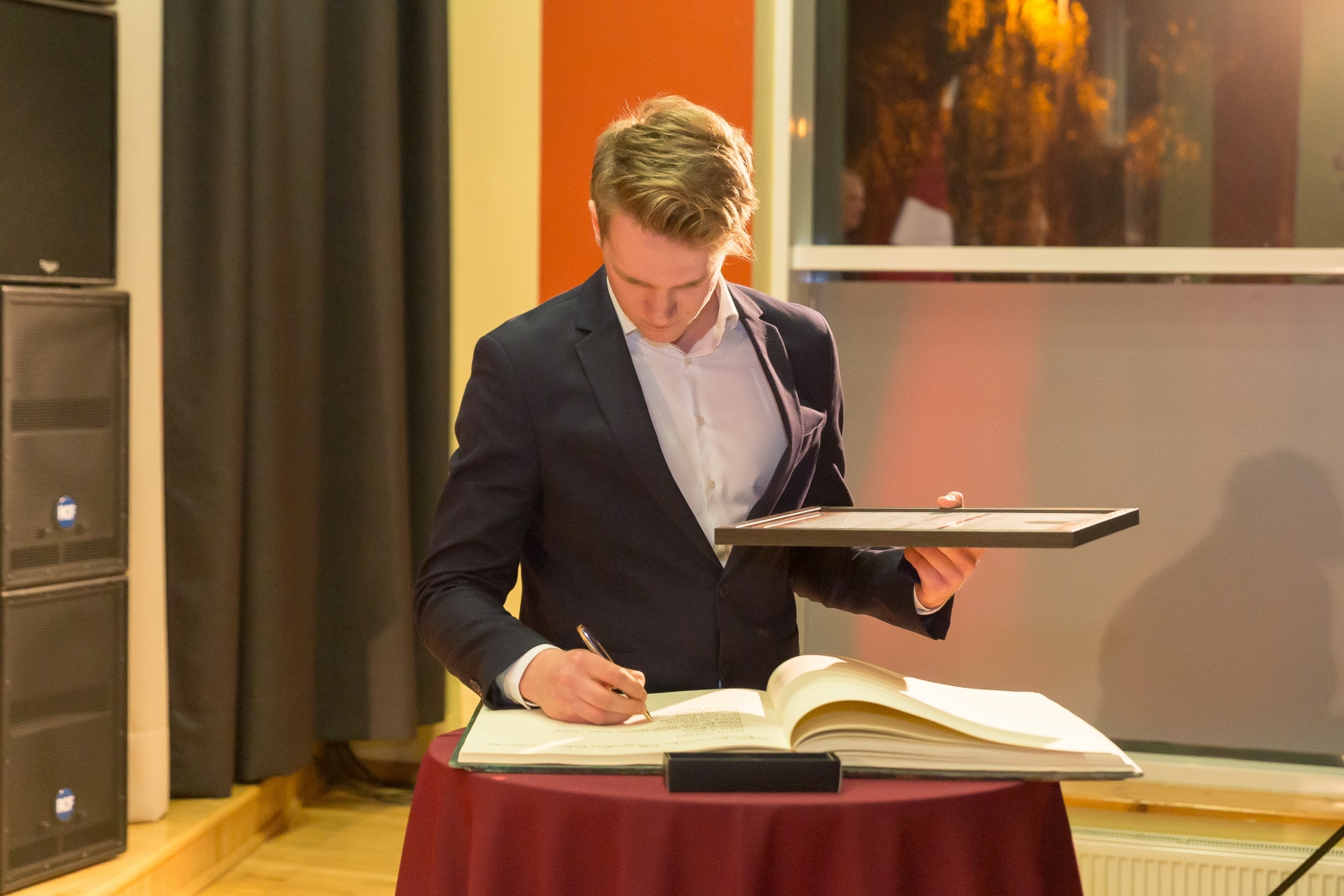 Krišjānis Suntažs parakstās Talsu novada Goda grāmatā (17)