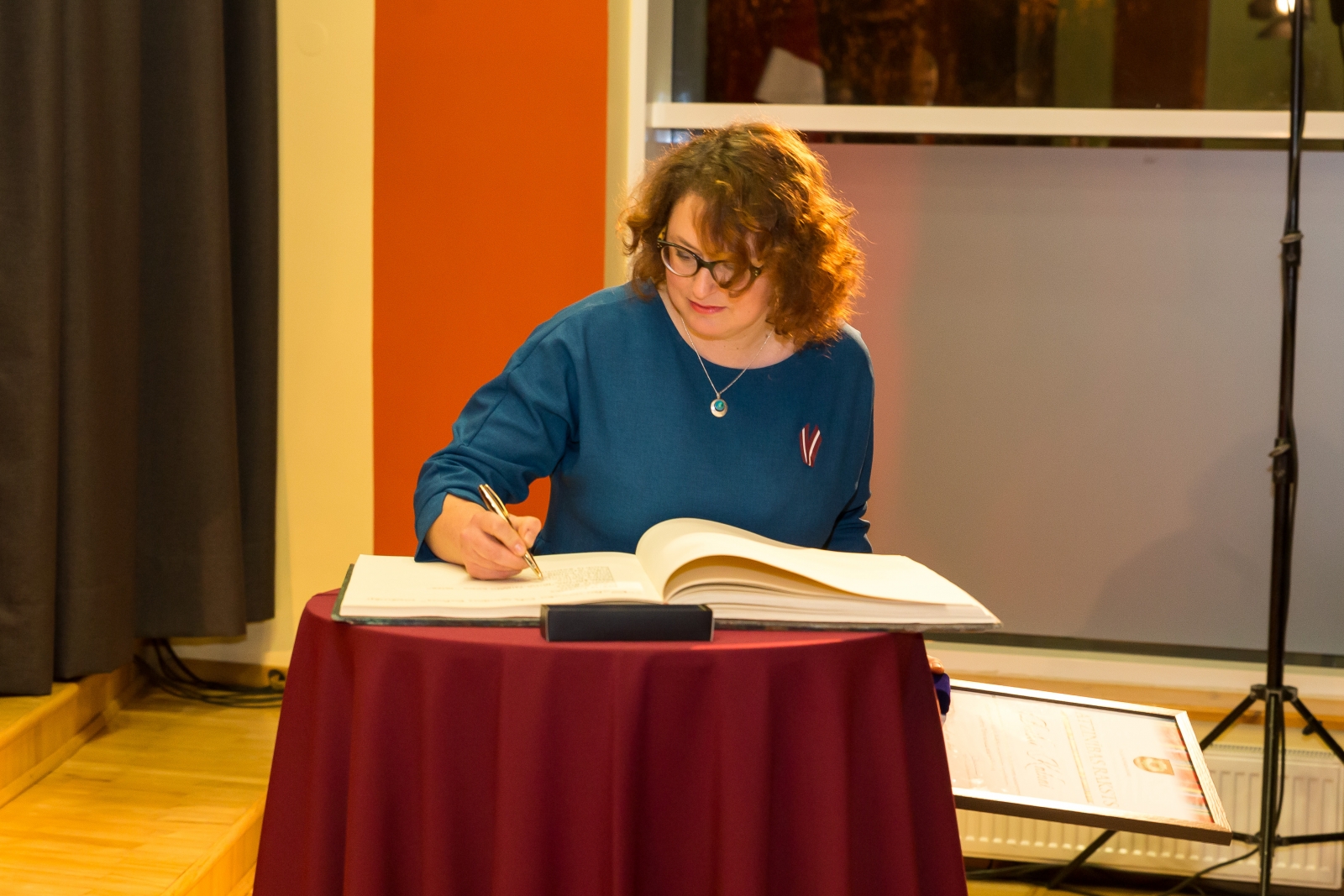 Baiba Kalna parakstās Talsu novada Goda grāmatā (21)